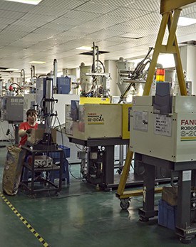 Injection molding with Robots